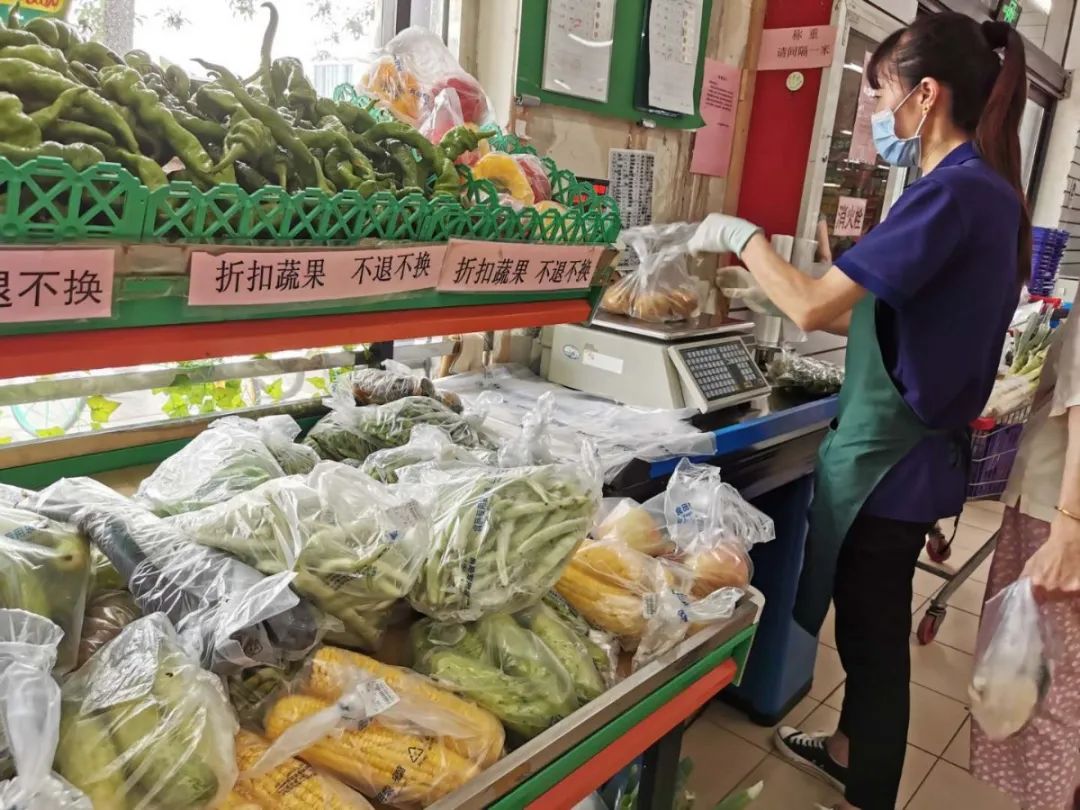 调查从市场到餐桌的浪费：10余箱蔬菜一股脑倒掉